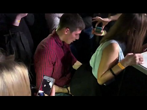 ❤️ Sessu reale in una discoteca russa. Una ragazza russa di 18 anni in l'anu è a vagina scopata in una discoteca ❤ Porno à noi % co.tuberxxx.ru% ❌️