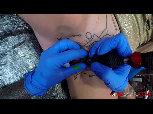 ❤️ Sully Savage, hottie estremamente tatuata, hà fattu un tatuatu nantu à u clitoris ❤ Porno à noi % co.tuberxxx.ru% ❌️